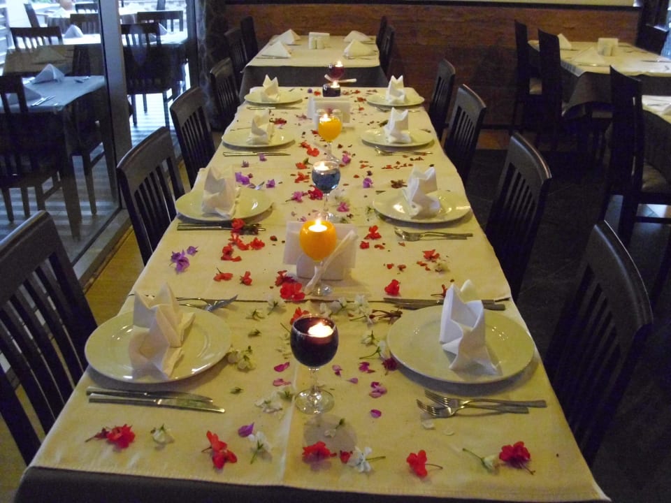 Schön geschmückter Tisch Dizalya Palm Garden