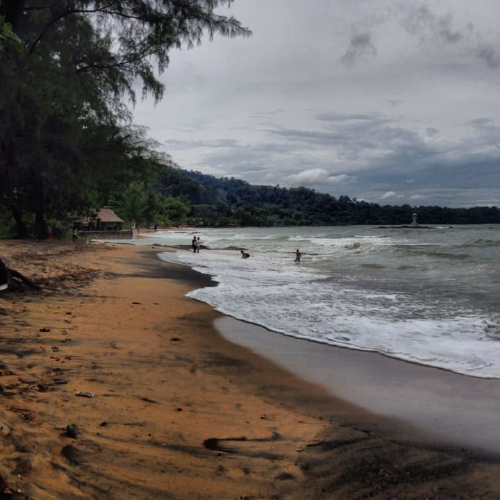 Direkt auf der anderen Strassen Seite Khaolak Oriental Resort - Adults only