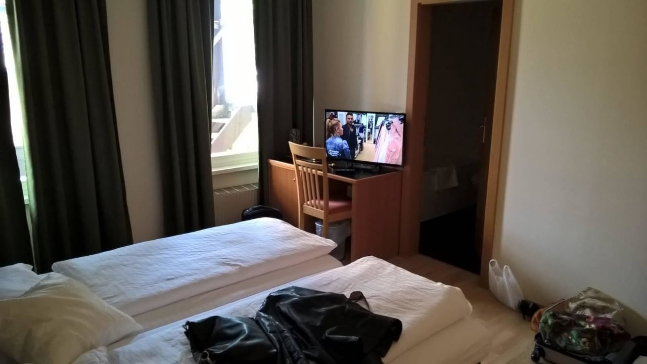 Tv ist eher klein, Fenster zum Hinterhof,  Hotel Falken