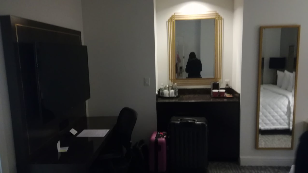 Zimmer Martinique New York on Broadway, Curio Collection by Hilton