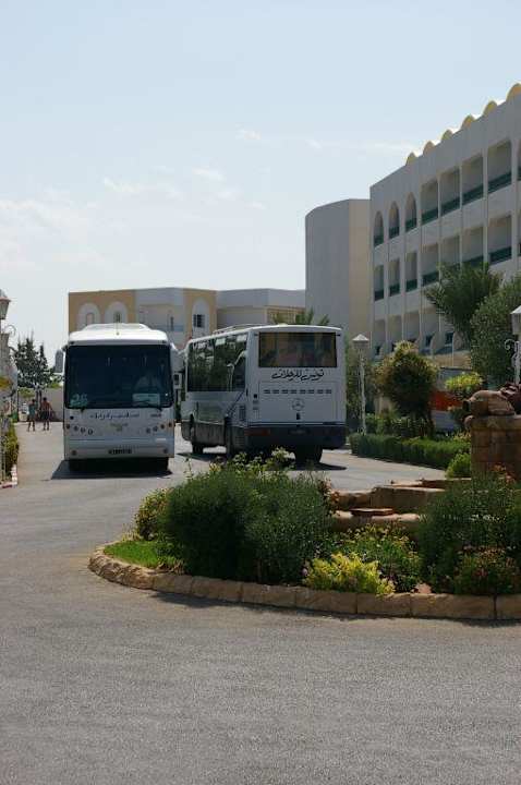 Busse in der Hoteleinfahrt Houda Golf & Beach Club