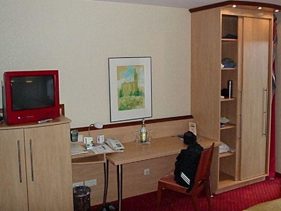 Blick auf den Schreibtisch mit TV und Schrank Hotel Ascot-Bristol