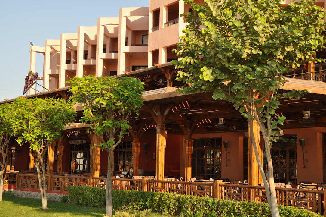 Außenansicht eines der Restaurants Beach Albatros Resort