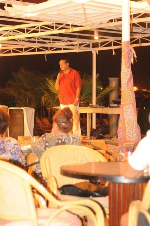 Sänger am Abend  Xanadu Club Makady Bay