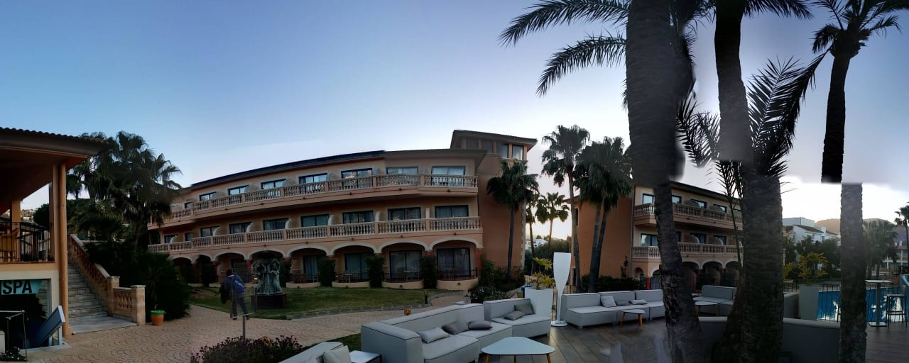 Nebengebäude mit Pool Mon Port Hotel & Spa