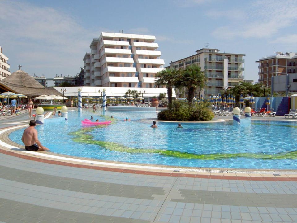 Pool mit Hotel im Hintergrund Aparthotel Holiday