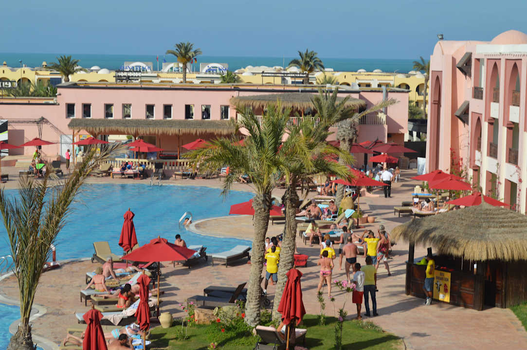 Zicht over zee en zwembad Lella Meriam Hotel & Club