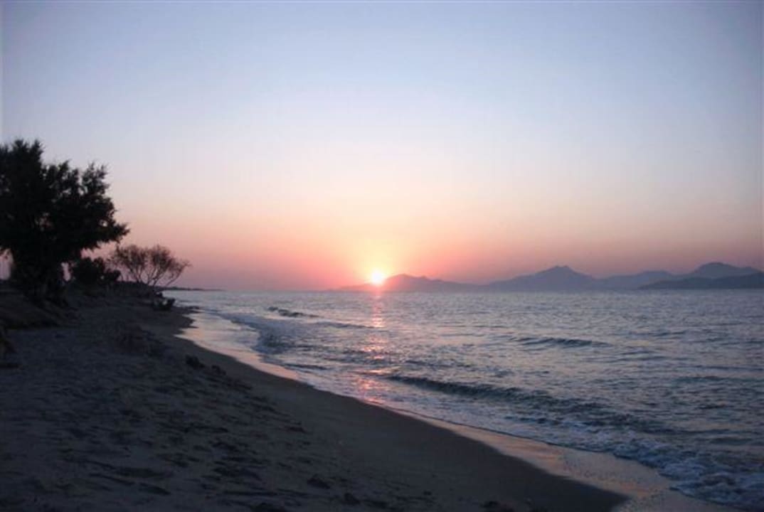 Sonnenuntergang am Strand vor dem Zorbas Beach Hotel Zorbas Beach