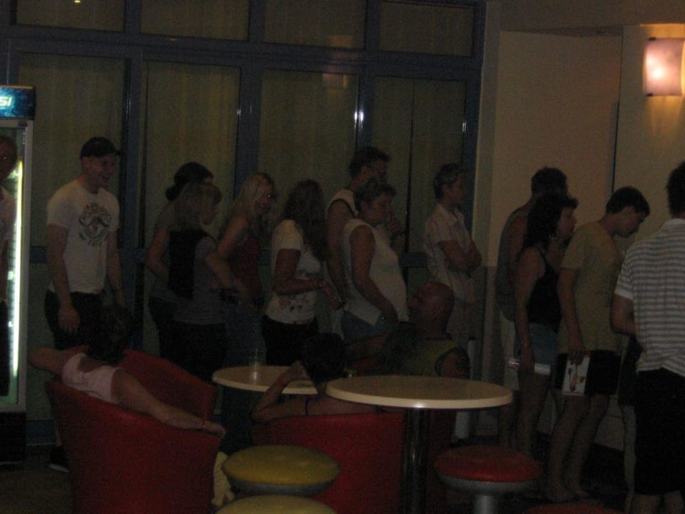 Die Schlange am Bonautomat Hotel Baikal