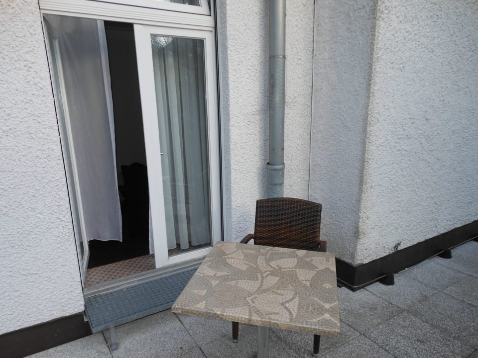 Terrasse, nicht von Nachbarzimmern abgetrennt Steigenberger Hotel & Spa Bad Pyrmont