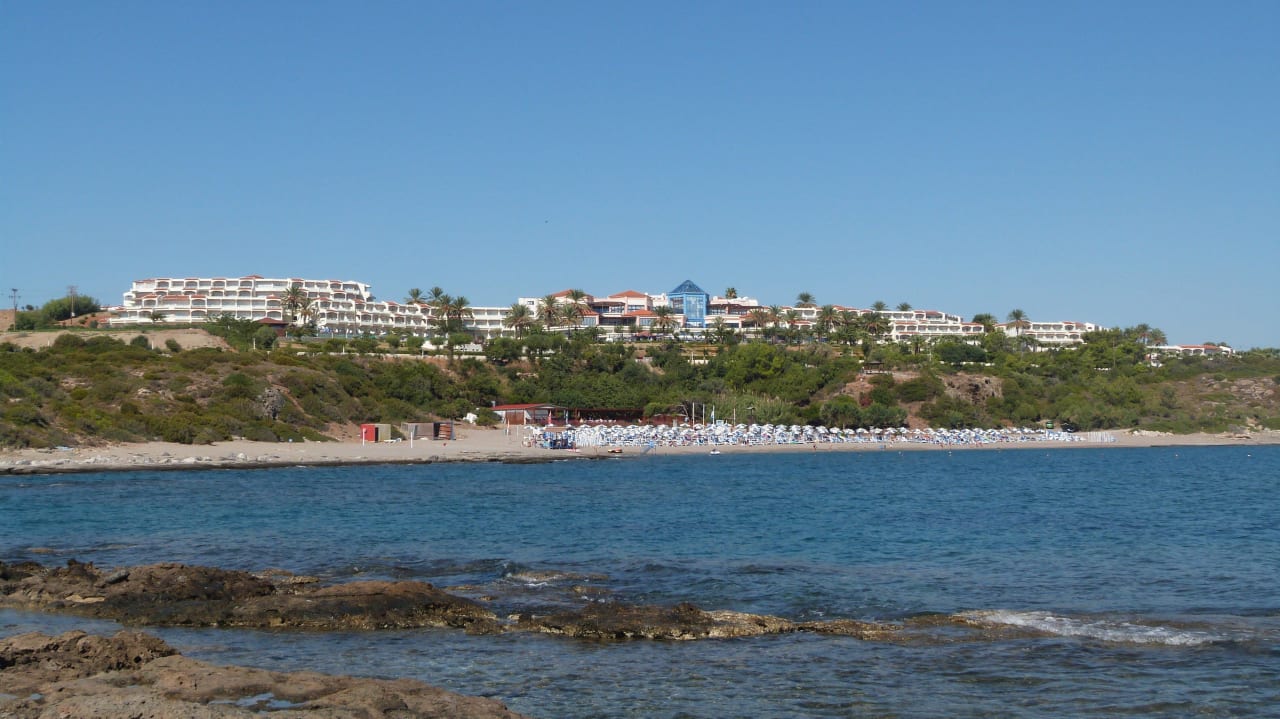 Hotelansicht vom rechten Teil der Bucht Rodos Princess Beach Hotel & Spa