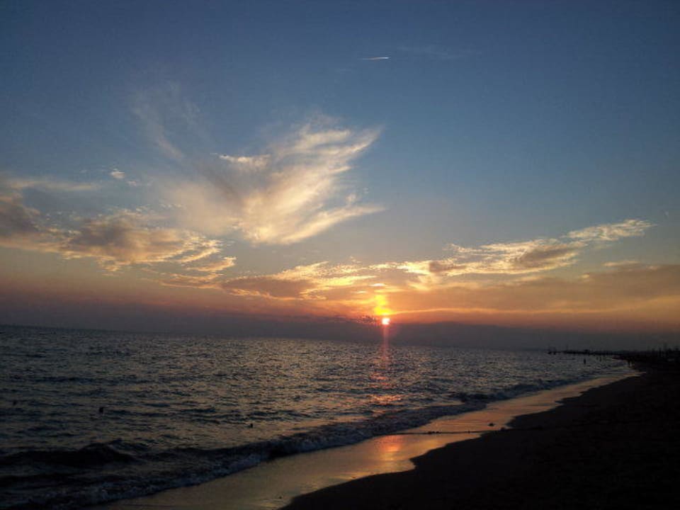 Sonnenuntergang am Strand Belconti Resort Hotel