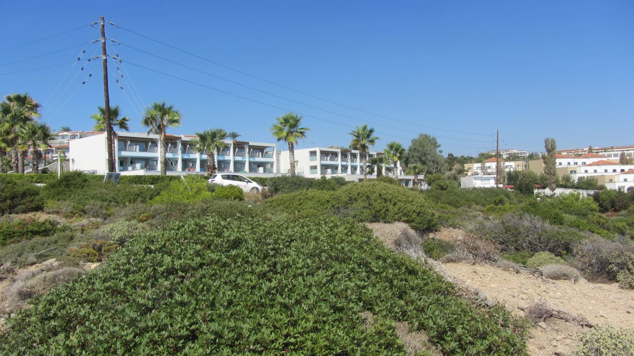 Blick von der Küstenstraße zum Hotel Rodos Princess Beach Hotel & Spa