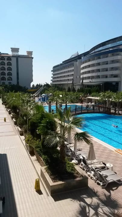 Blick auf Pool und Rutschen  Dizalya Palm Garden