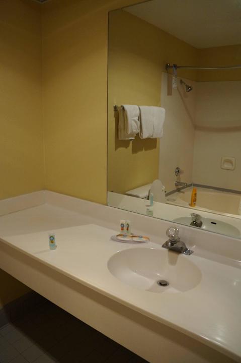 2. Waschbecken im Badezimmer Rodeway Inn & Suites Blanding
