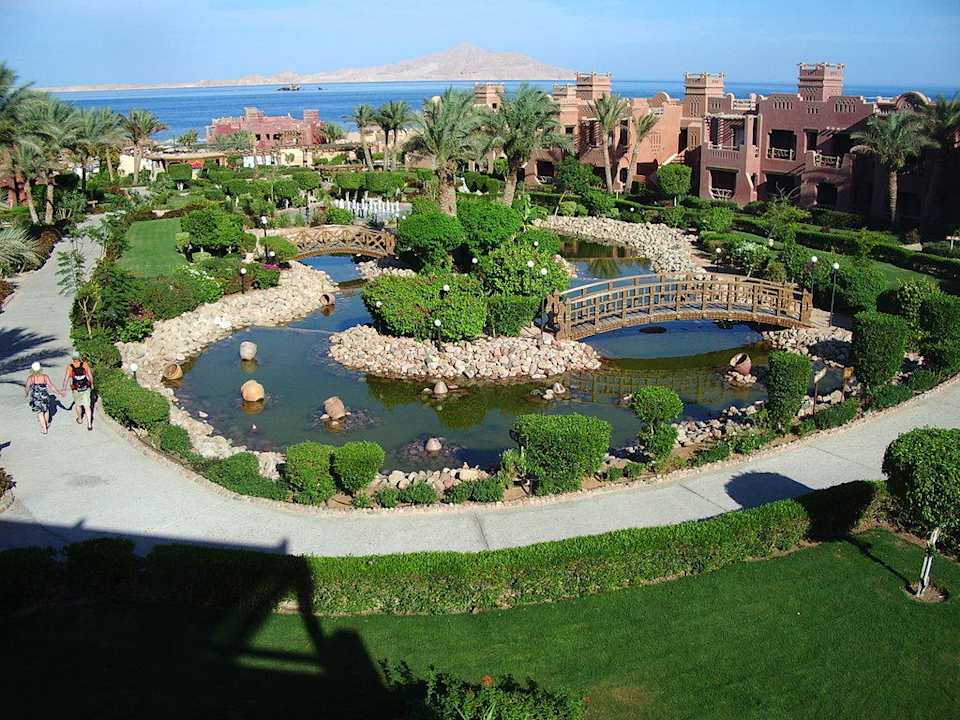 Blick auf die Teich- und Gartenanlage Charmillion Sea Life Resort