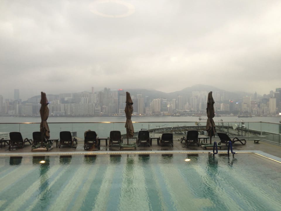 Pool mit Aussicht auf die Skyline Hotel ICON