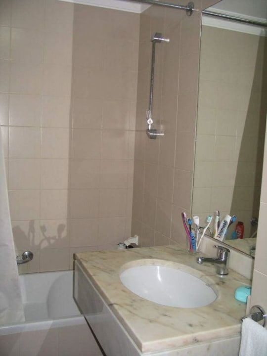 Waschbecken und Badewanne Hotel Cais da Oliveira