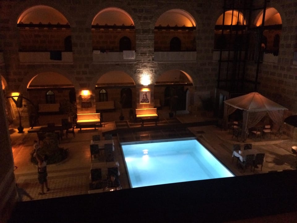 Innenhof abends Hotel Cesme Kanuni Kervansaray