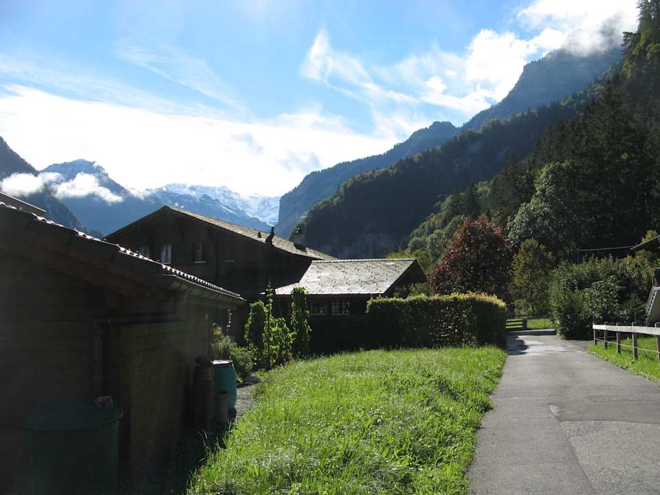 Straße vor dem B&B Chalet Gafri BnB - Frühstückspension