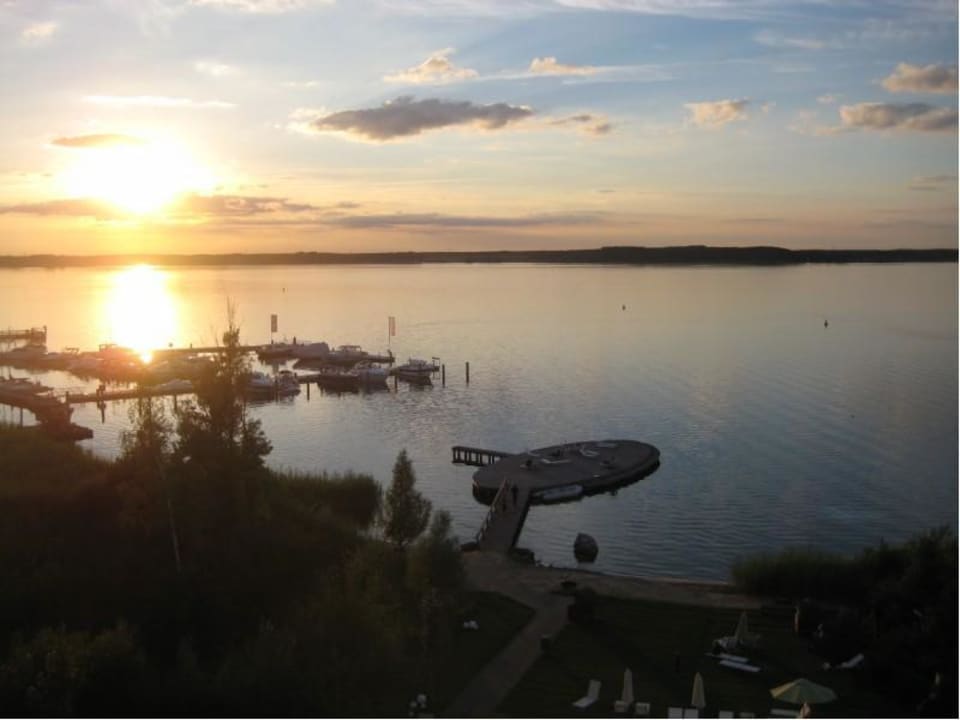 Seezugang am Abend Seehotel Fleesensee