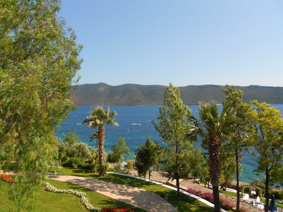 Widok na plażę z basenu Bodrum Holiday Resort & Spa