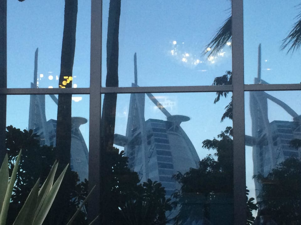 Burj Al Arab reflejado tres veces Jumeirah Beach Hotel