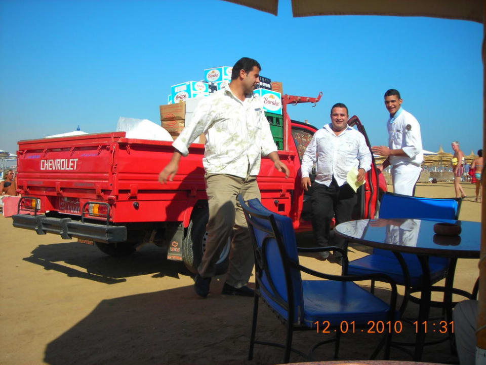 Hier eine neue Lieferung für die Strandbar Pickalbatros Alf Leila Wa Leila Resort - Neverland Hurghada