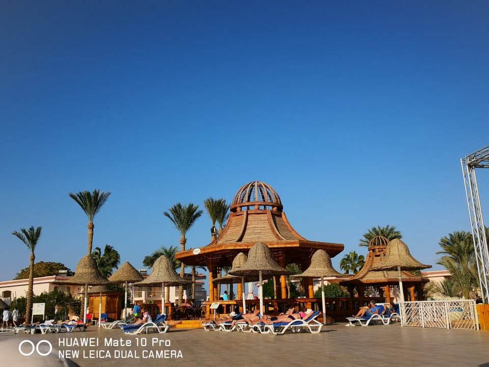 Pool Parrotel Beach Resort