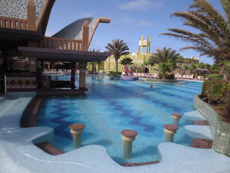 ...mit Poolbar... Hotel Riu Funana