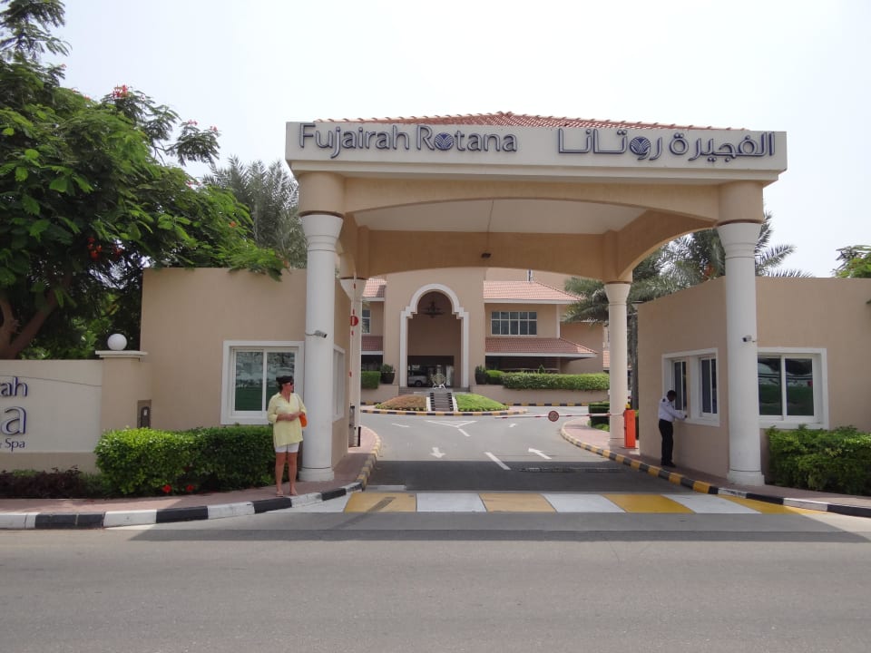 Einfahrt zum Hotel Fujairah Rotana Resort & Spa