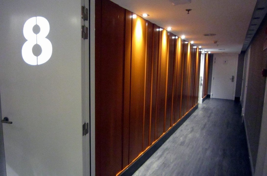 8th floor hallway Catalonia Square Hotel