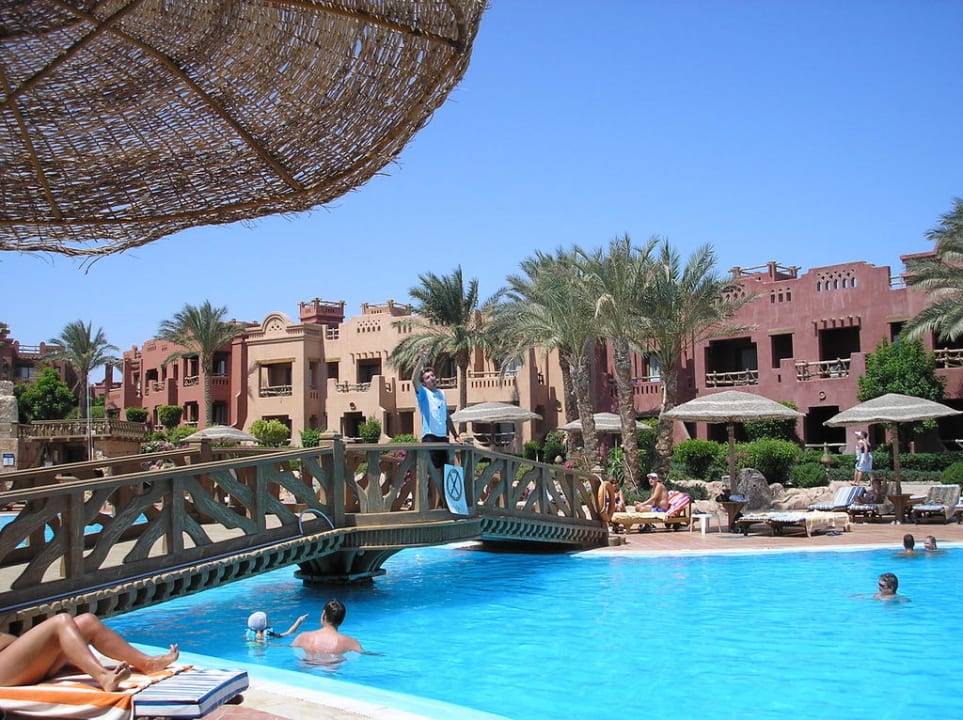 Бассейн отеля Charmillion Sea Life Resort