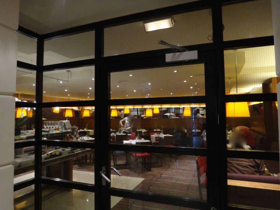 Blick in den Frühstücksraum K+K Palais Hotel