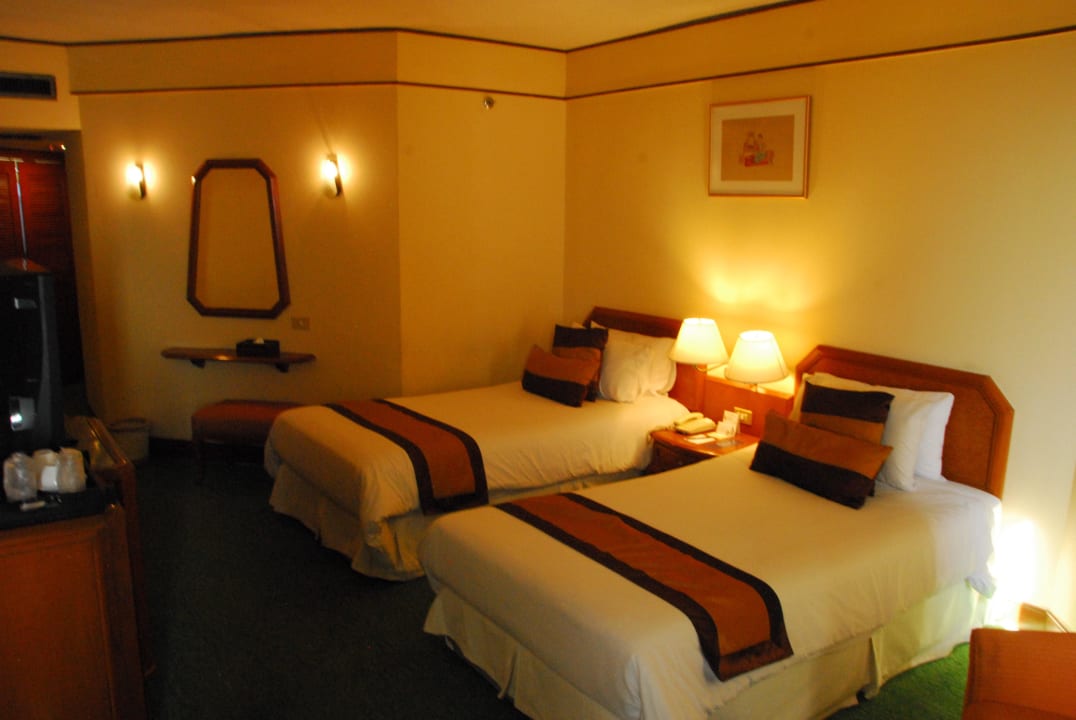 Die Vorhänge sind wegen der extremen Sonne zu Duangtawan Hotel Chiang Mai