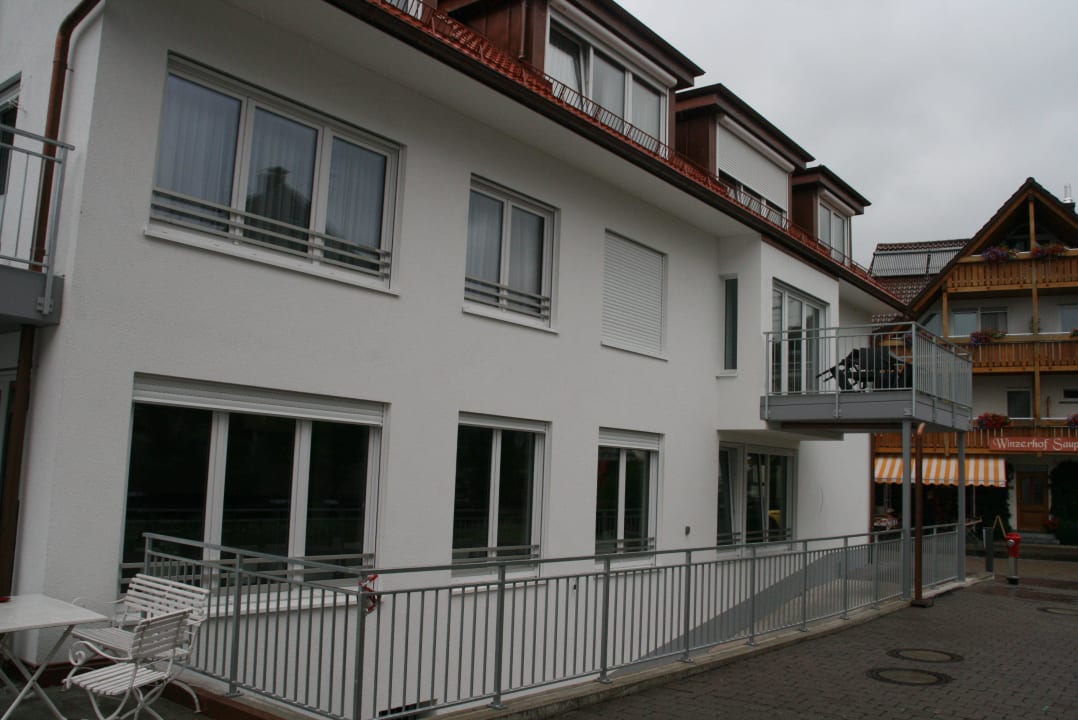 Seitliche Hotelansicht mit Einfahrt zur Tiefgarage Seehotel BelRiva
