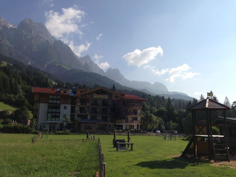 Sicht auf Hotel von benachbarter Wiese Biohotel Rupertus