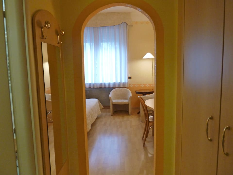 Rechts grosser Kleiderschrank mit Safe Hotel America