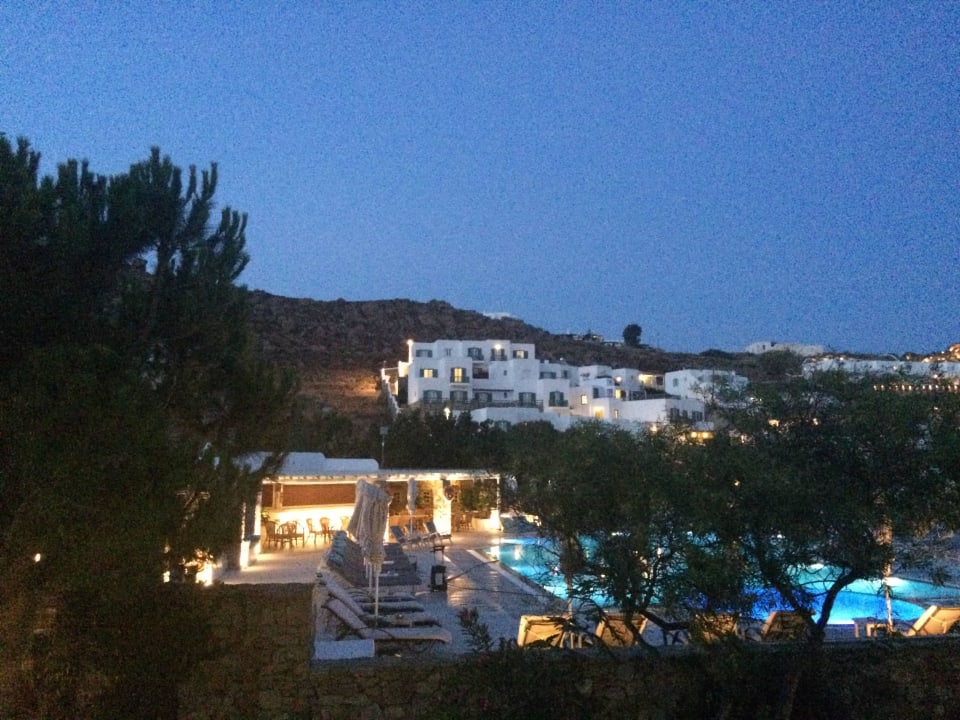 Liegestuehle am Pool abends Kamari Hotel