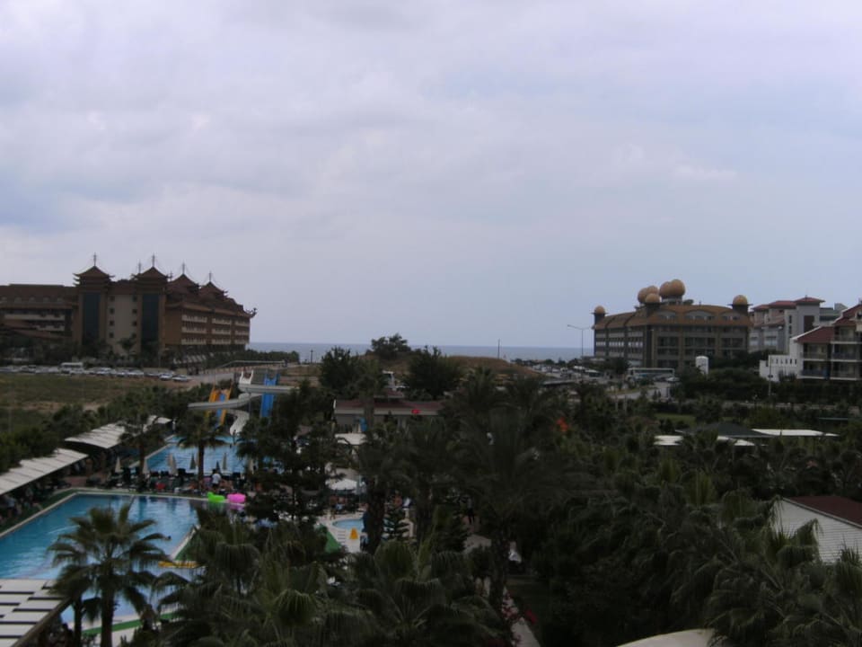 Blick vom Zimmer über Garten & Pool Hane Family Resort