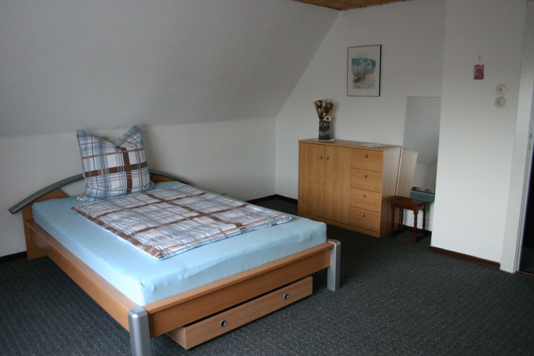 Schlafzimmer mit franz. Bett und Einzelbett Ferienwohnung  Stölting