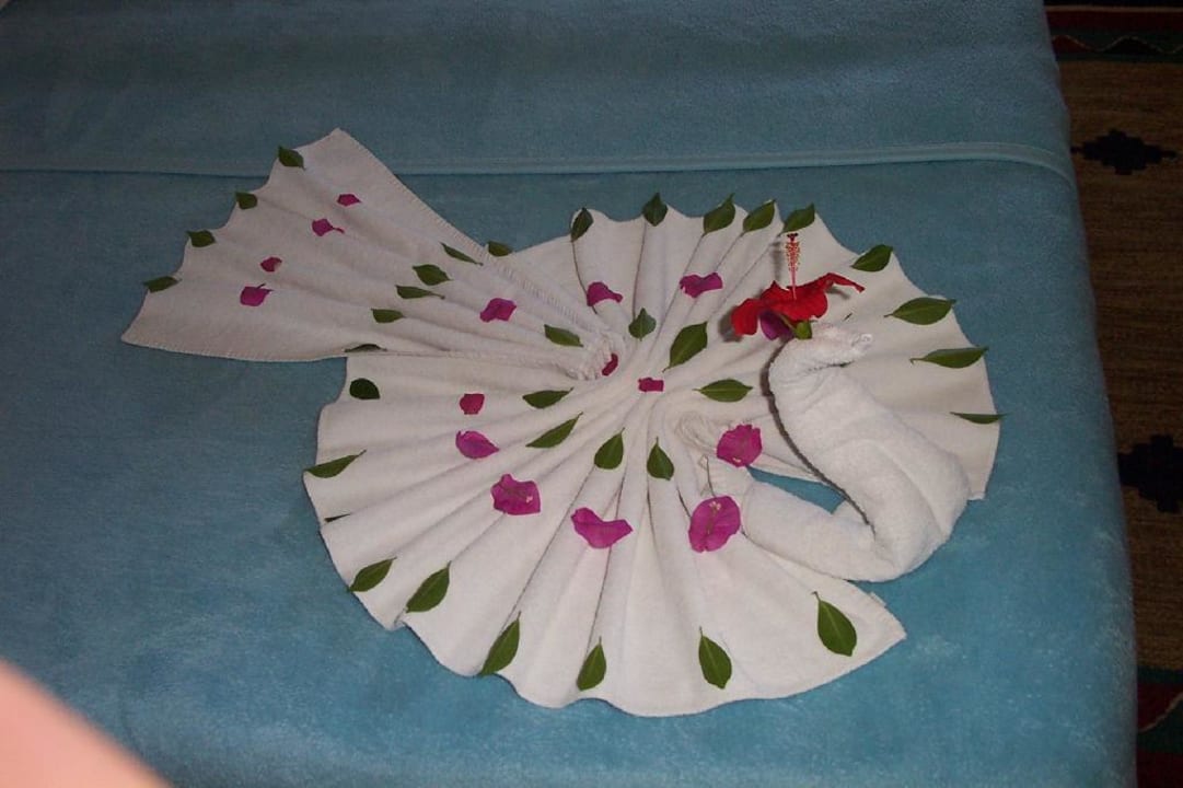 Bettschmuck durch Zimmerboy Lotus Bay Beach Resort