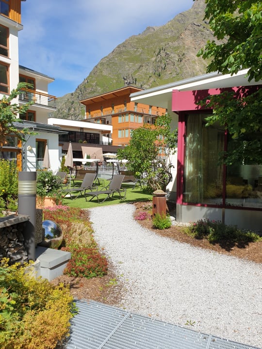 Gartenanlage Hotel Vier Jahreszeiten