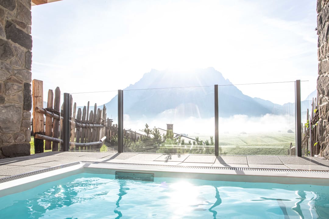 Pool PUR. Suites & Chalets in Lermoos