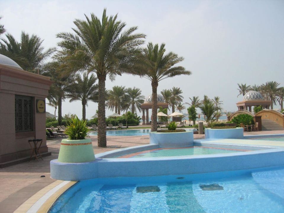 Blick auf den Wellnesspool Emirates Palace Mandarin Oriental