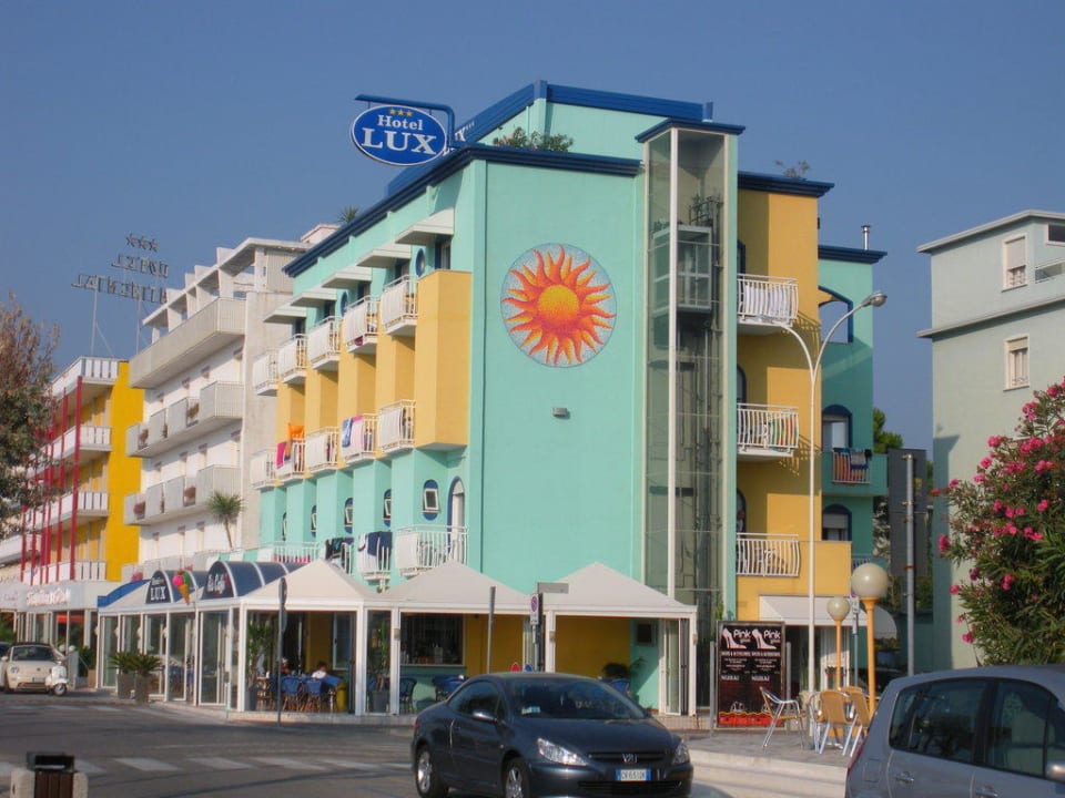 Seitenansicht des Hotels Hotel Lux