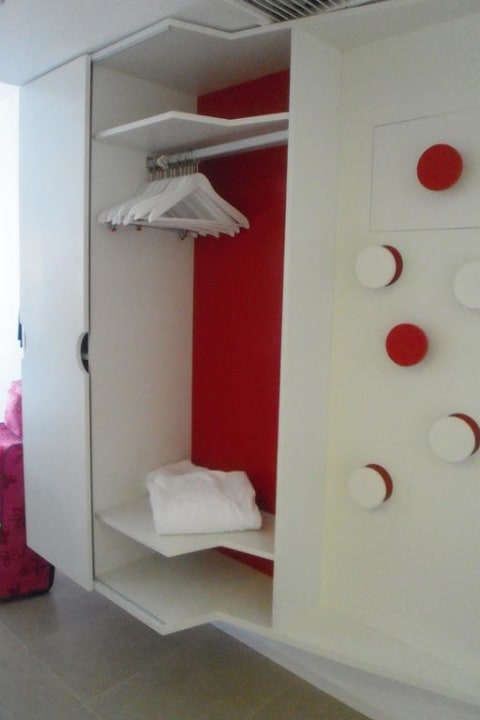 Der Kleiderschrank/Gaderobe Iberostar Waves Bahia de Palma