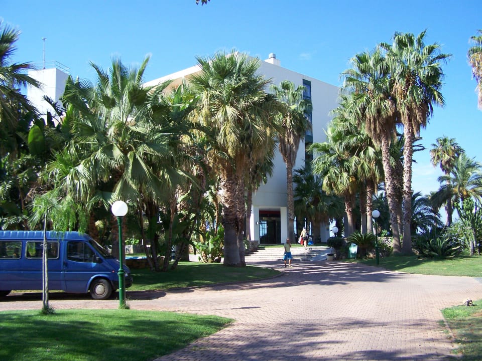 Einfahrt und Eingang zum Hotel Calimera Sirens Beach
