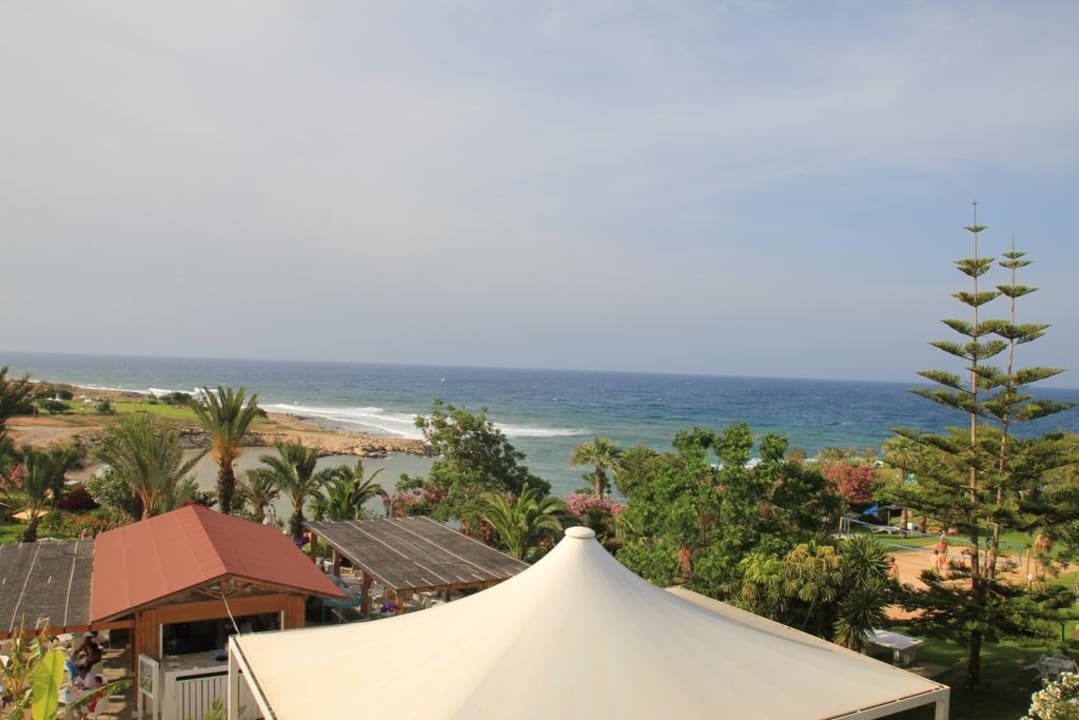 Seitlicher Meerblick aus dem Zimmer 229 Crystal Springs Beach Hotel