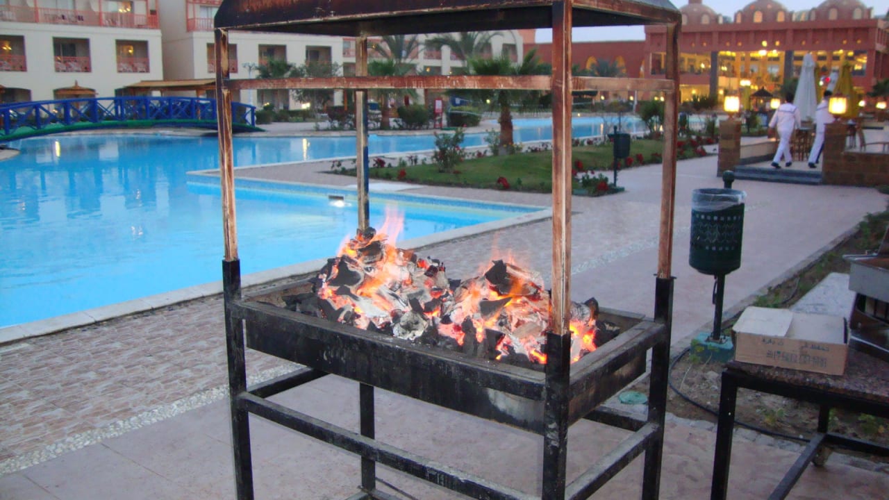 Jeden Abend frisches vom Holzkohlegrill Titanic Beach Spa & Aqua Park